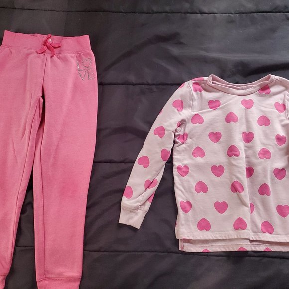 girl med sweatshirt and joggers